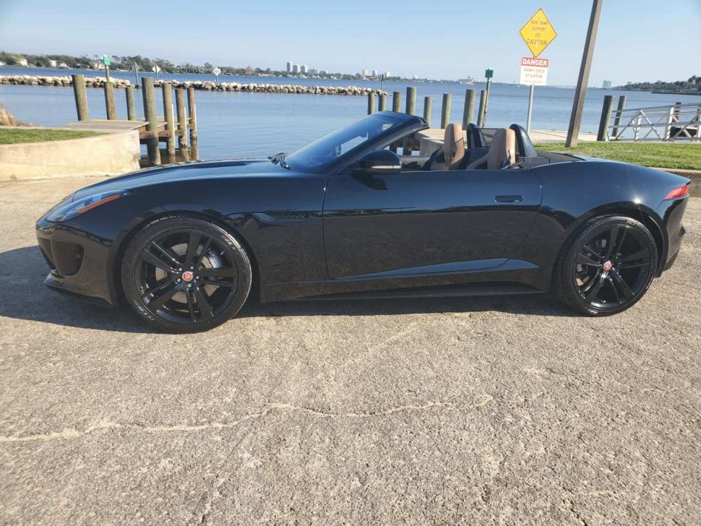 4th Image of a 2017 JAGUAR F-TYPE