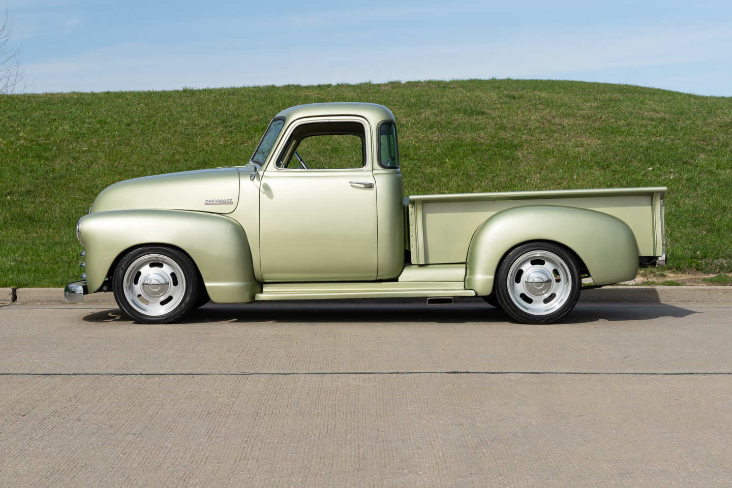2nd Image of a 1949 CHEVROLET 5 WINDOW TRUCK