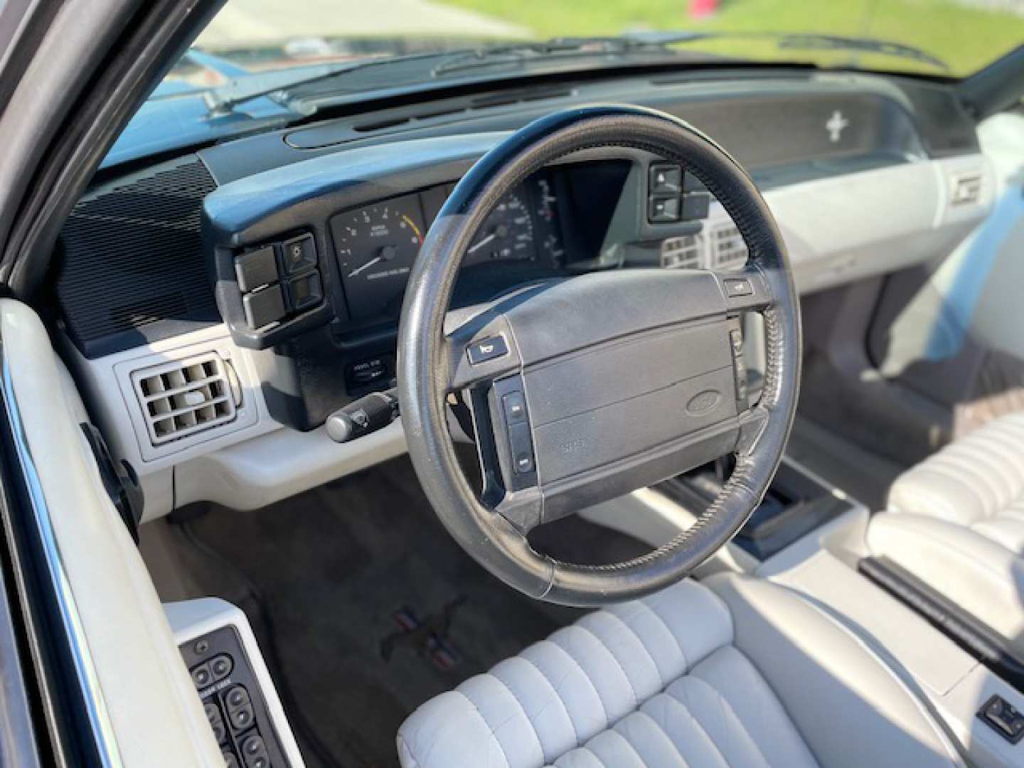 4th Image of a 1990 FORD MUSTANG LX