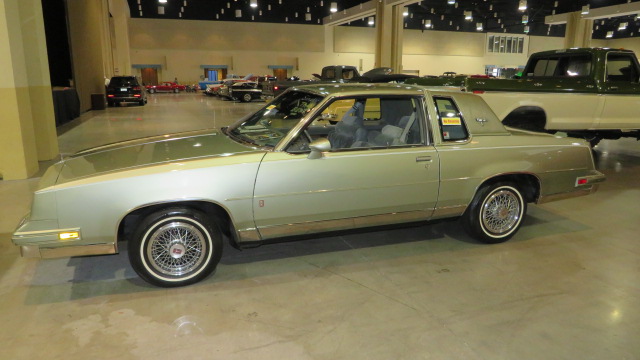2nd Image of a 1986 OLDSMOBILE CUTLASS SUPREME BROUGHAM