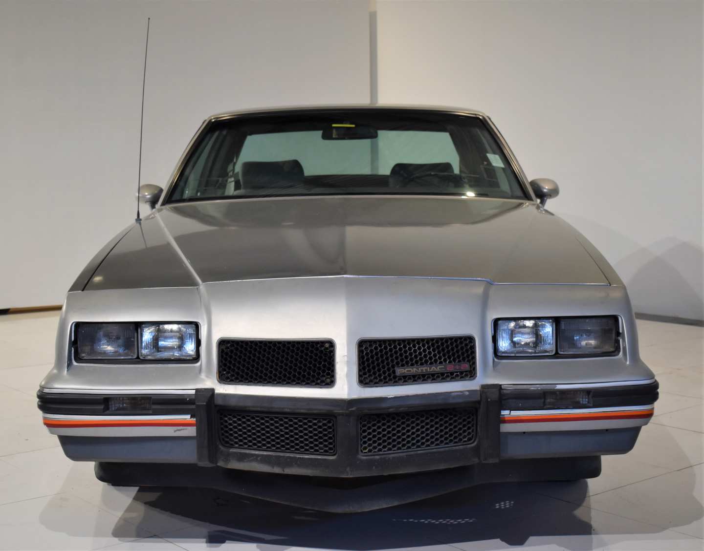 3rd Image of a 1986 PONTIAC GRAND PRIX