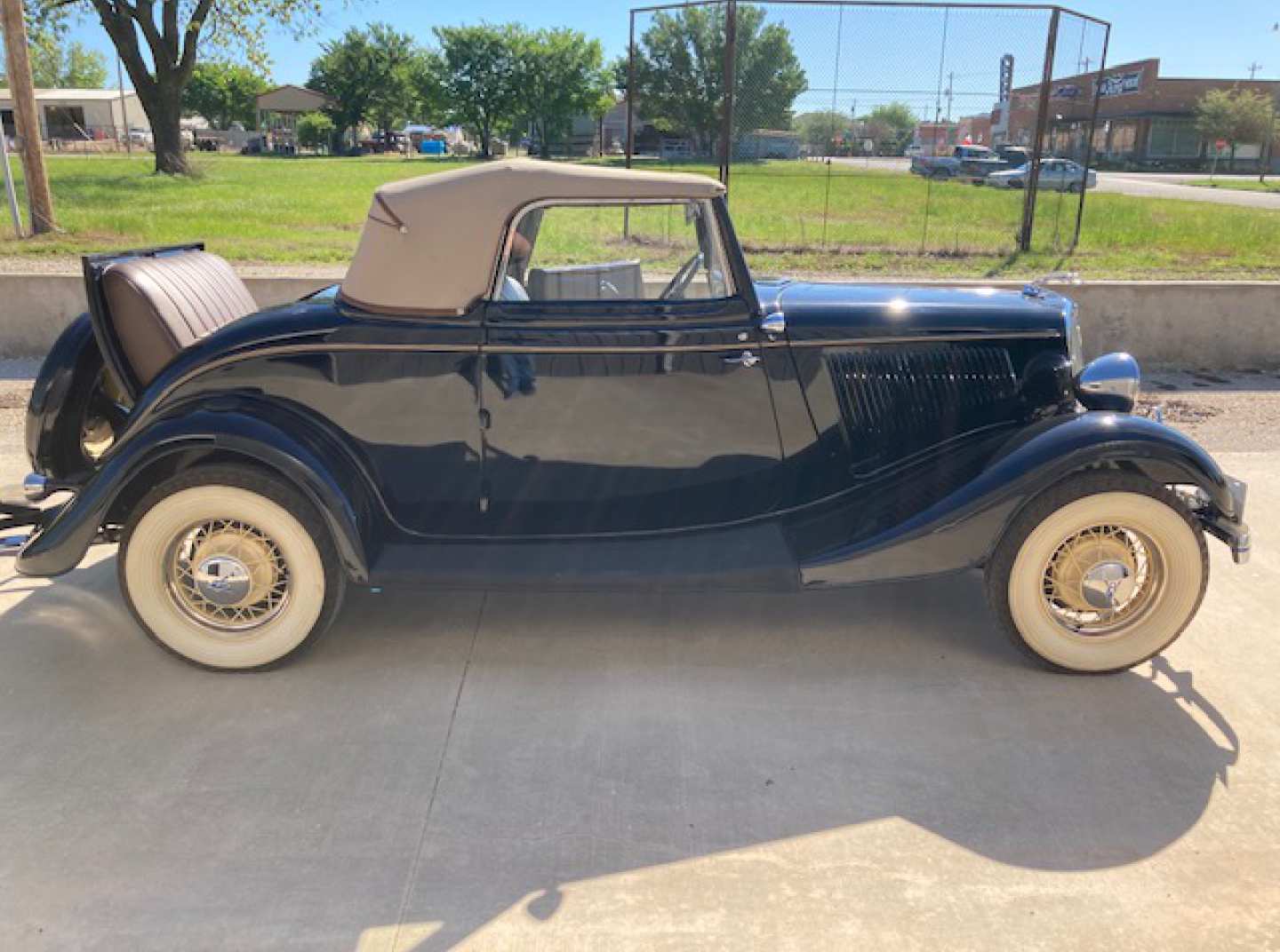 2nd Image of a 1934 FORD CABRIOLET