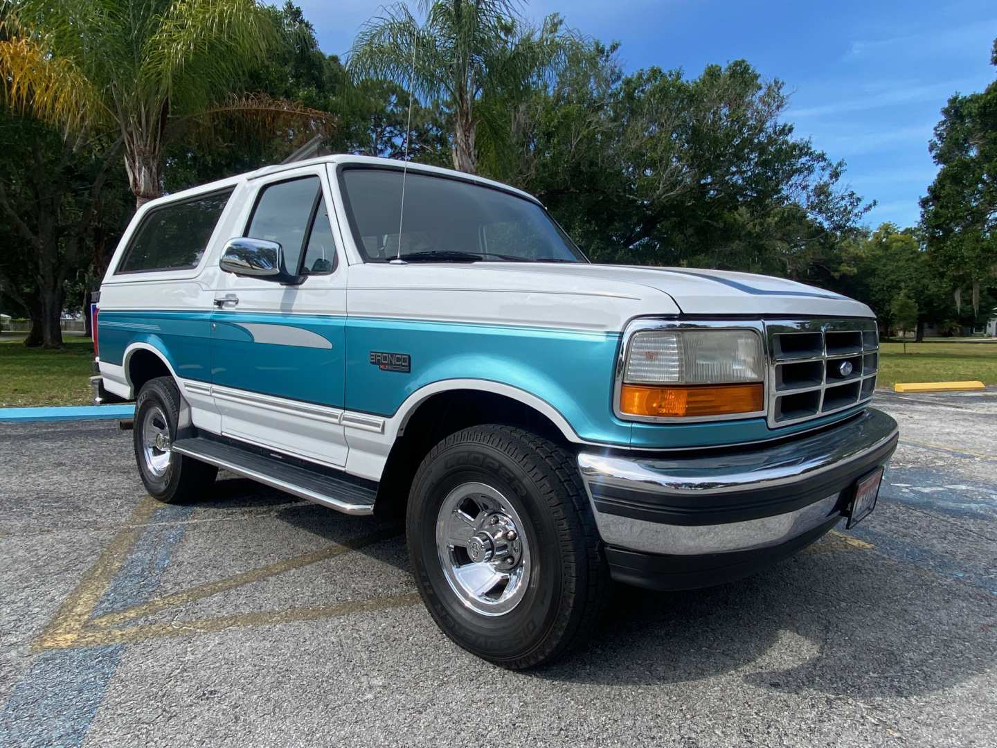 2nd Image of a 1995 FORD BRONCO XLT