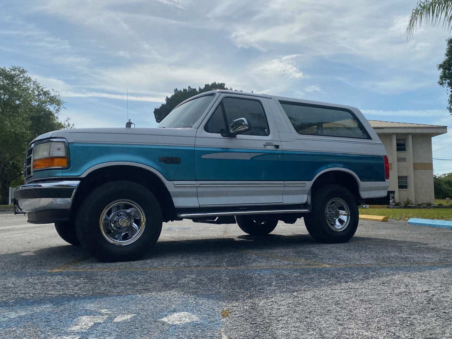 4th Image of a 1995 FORD BRONCO XLT