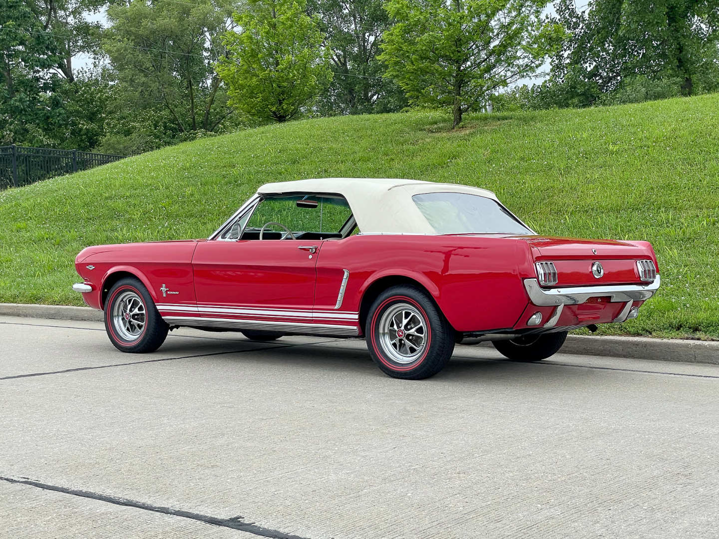 2nd Image of a 1965 FORD MUSTANG