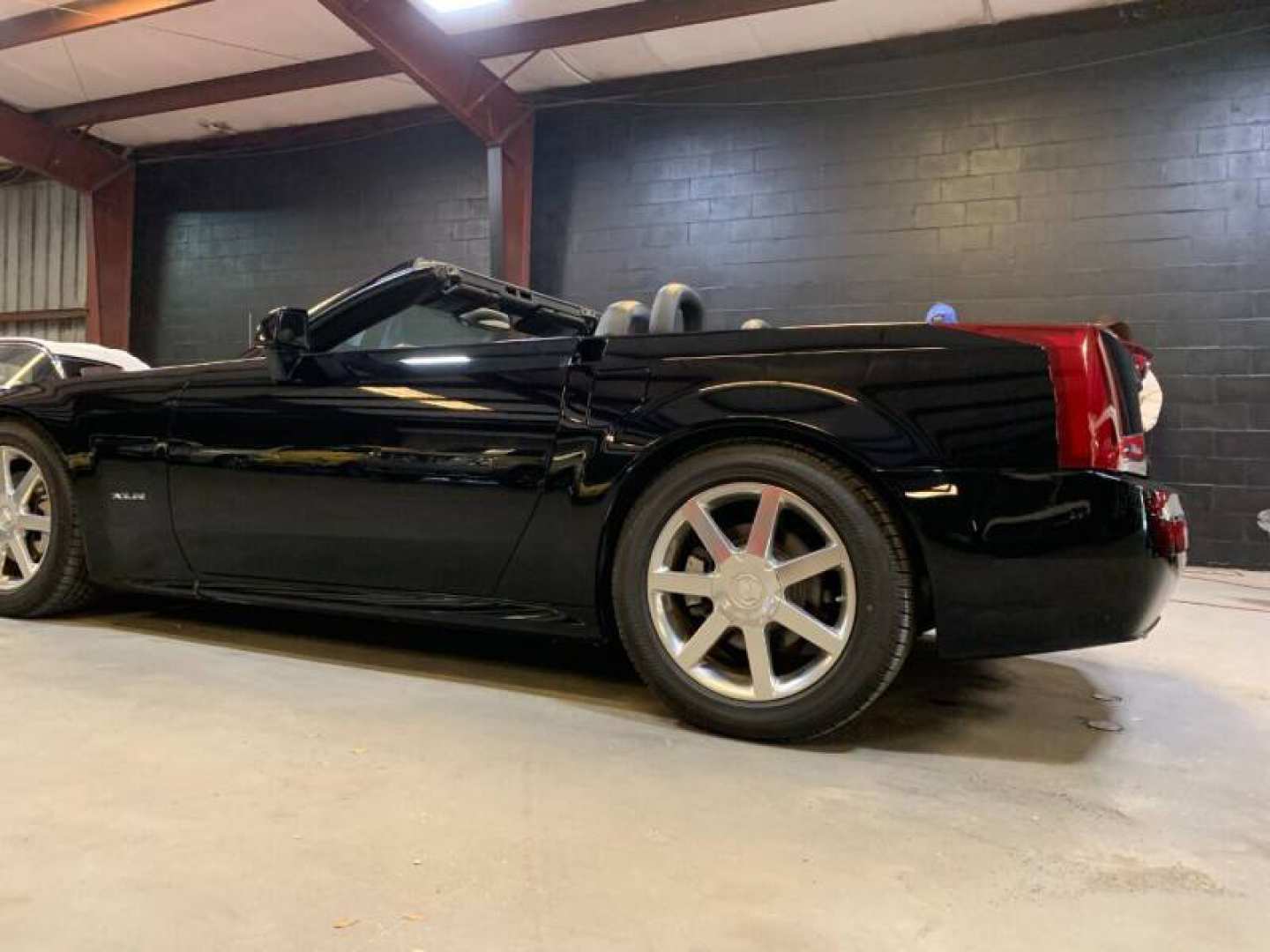 4th Image of a 2004 CADILLAC XLR ROADSTER