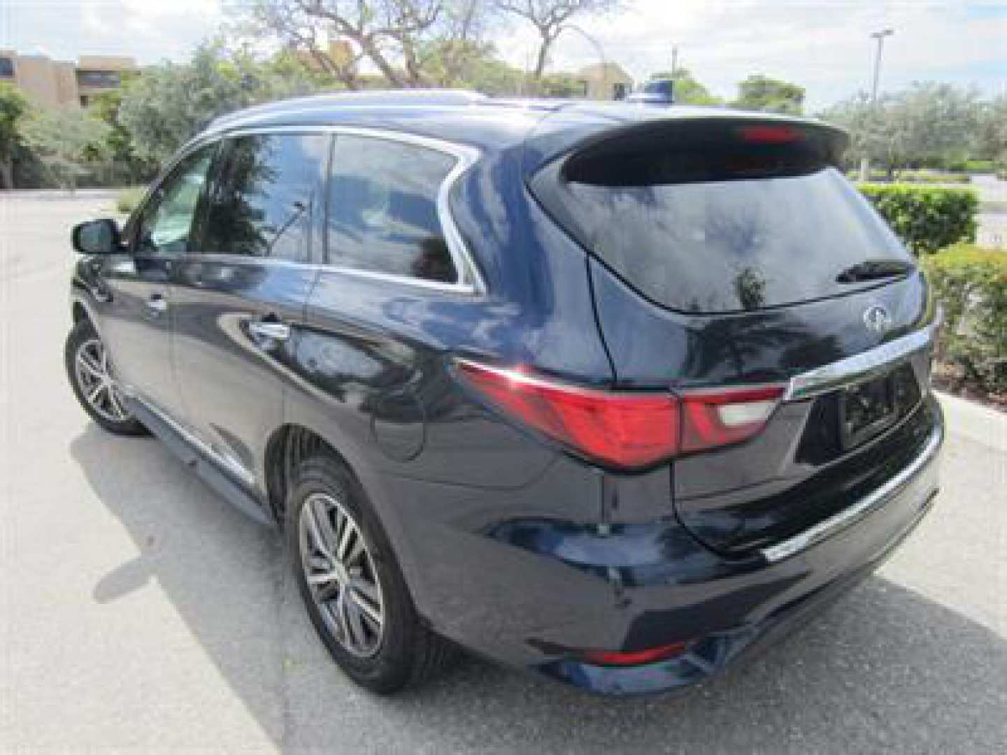 2nd Image of a 2018 INFINITI QX60