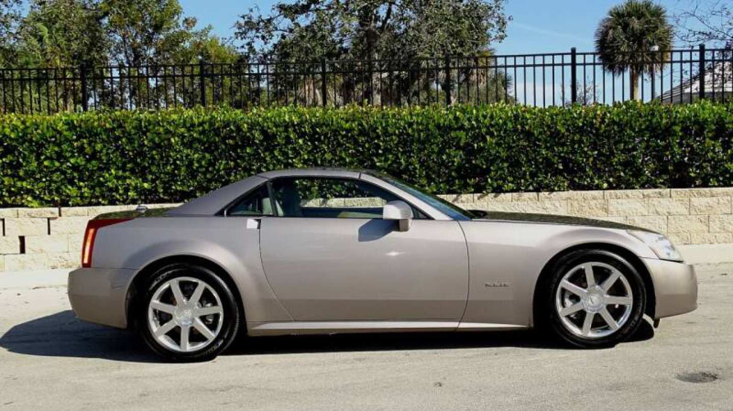 2nd Image of a 2004 CADILLAC XLR ROADSTER