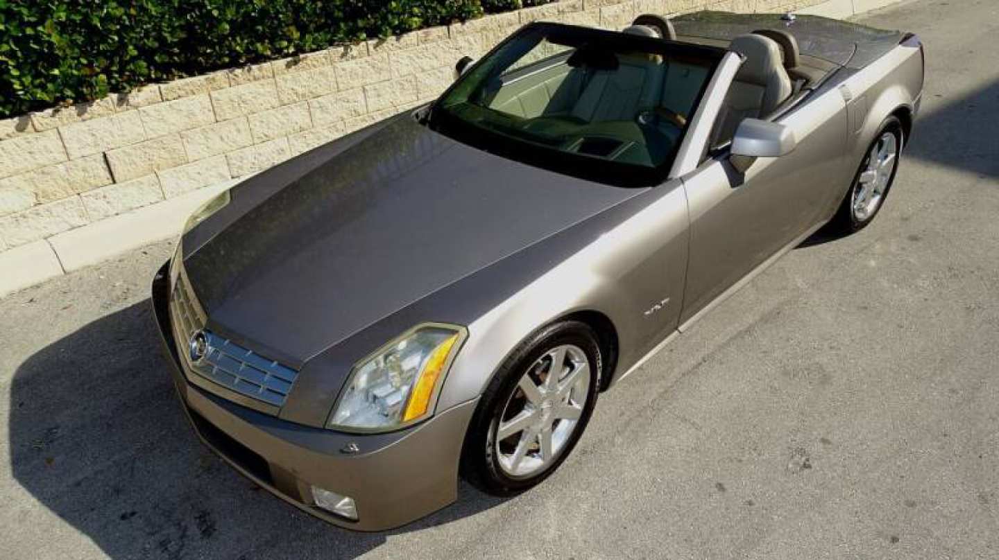 3rd Image of a 2004 CADILLAC XLR ROADSTER