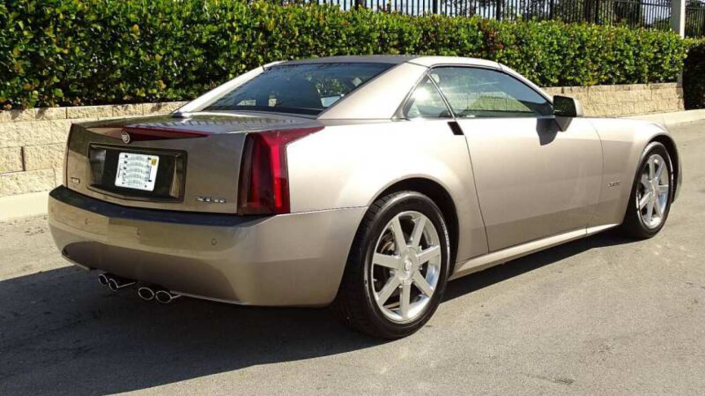 4th Image of a 2004 CADILLAC XLR ROADSTER