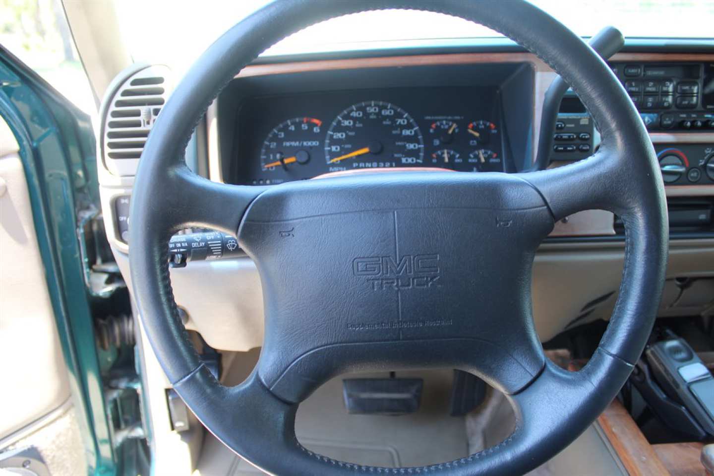 5th Image of a 1996 GMC SUBURBAN C1500 SLE