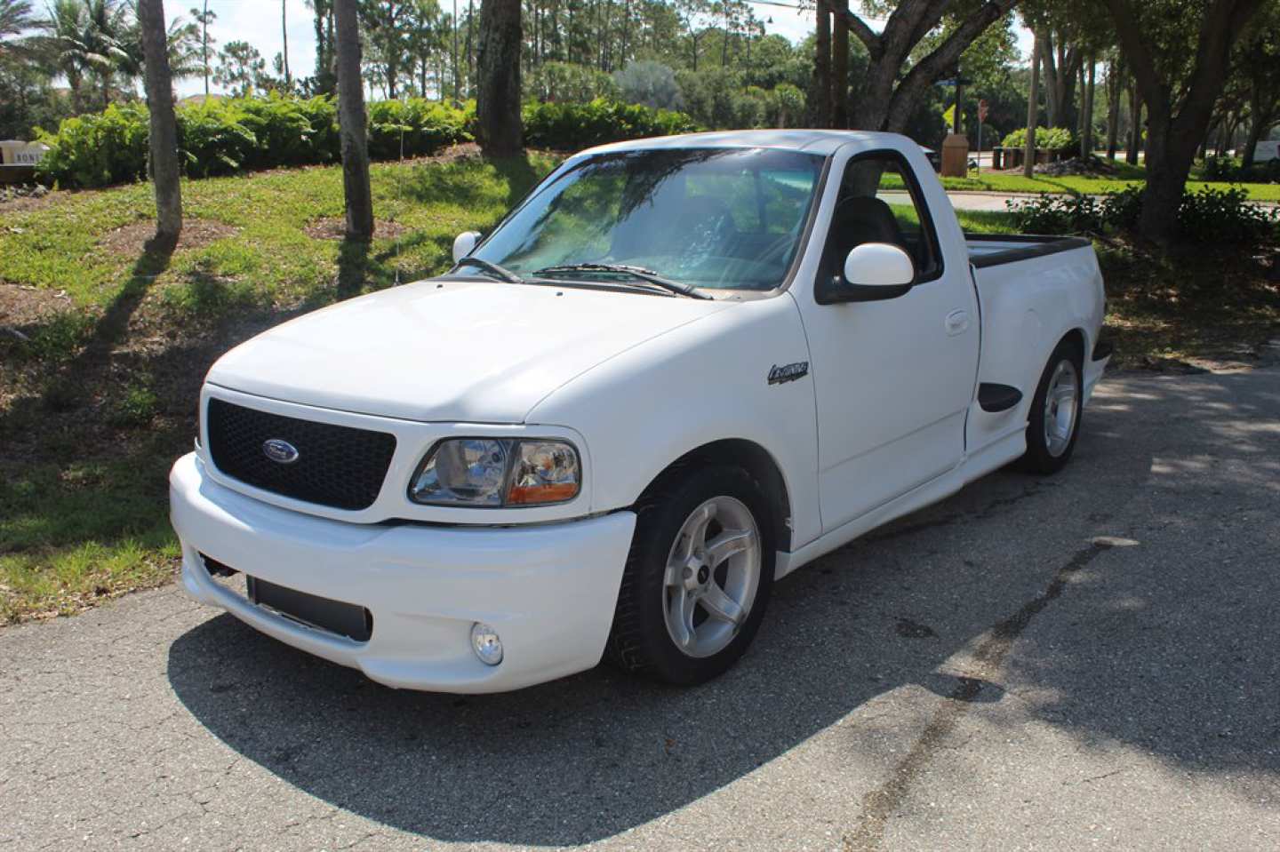 3rd Image of a 1999 FORD F-150 SVT LIGHTNING