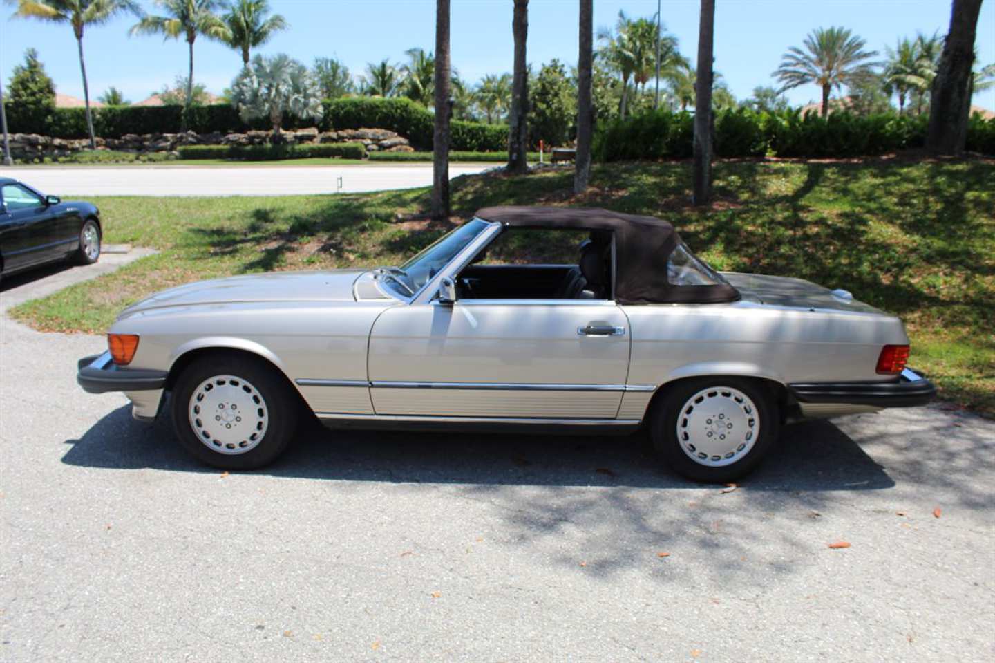 2nd Image of a 1989 MERCEDES-BENZ 560 560SL