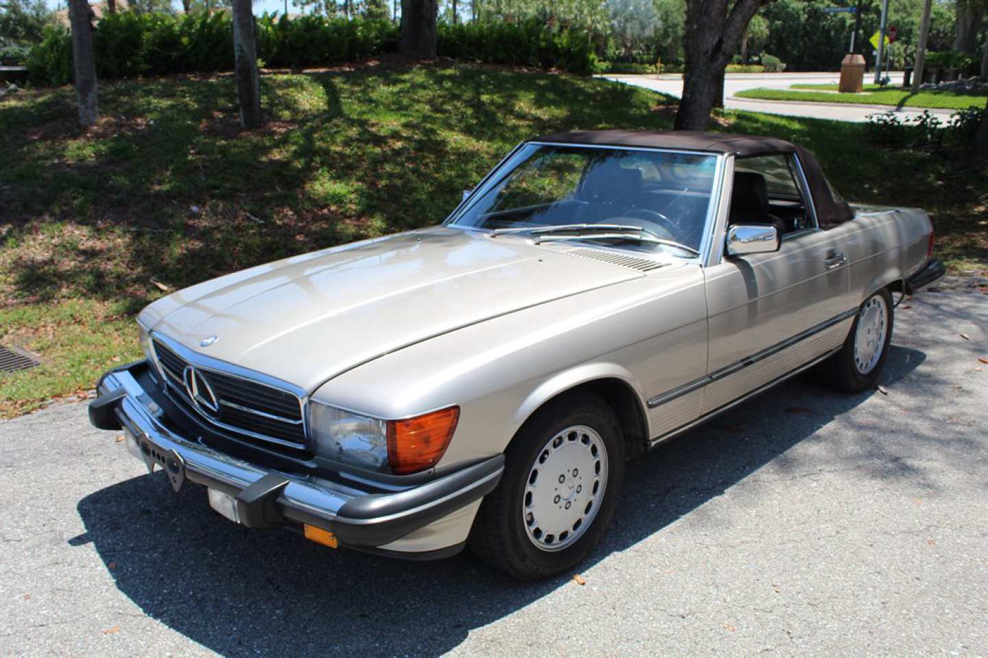 3rd Image of a 1989 MERCEDES-BENZ 560 560SL