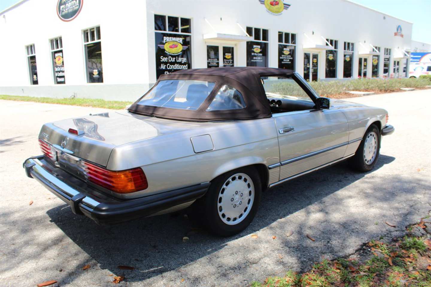 4th Image of a 1989 MERCEDES-BENZ 560 560SL