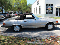 Image 11 of 24 of a 1989 MERCEDES-BENZ 560 560SL