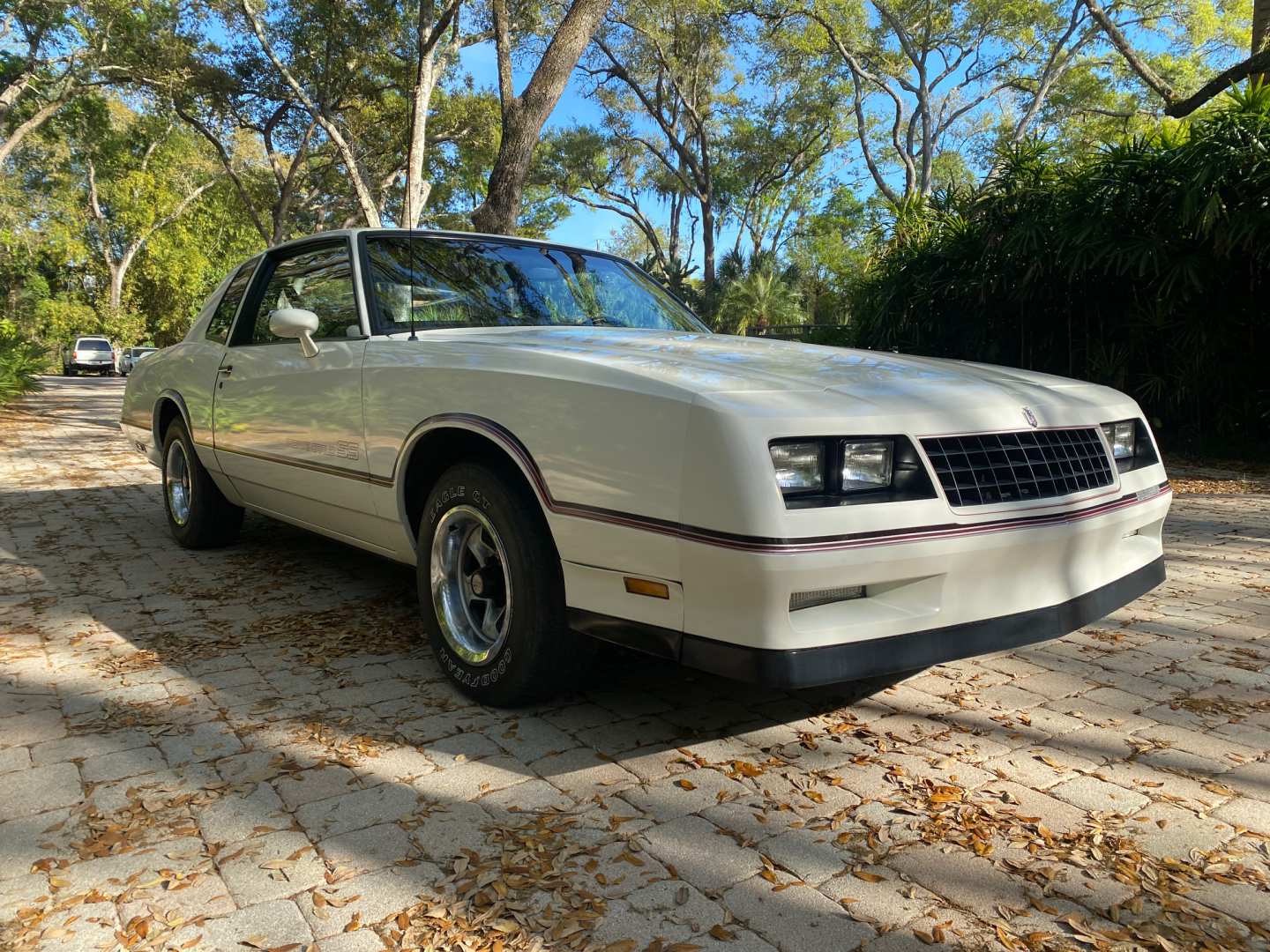 2nd Image of a 1985 CHEVROLET MONTE CARLO