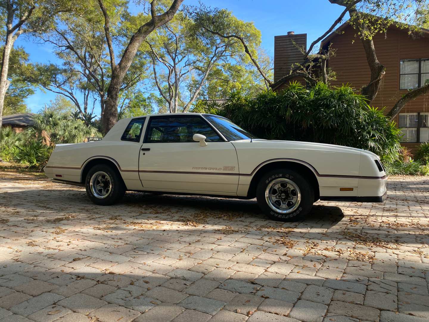 3rd Image of a 1985 CHEVROLET MONTE CARLO