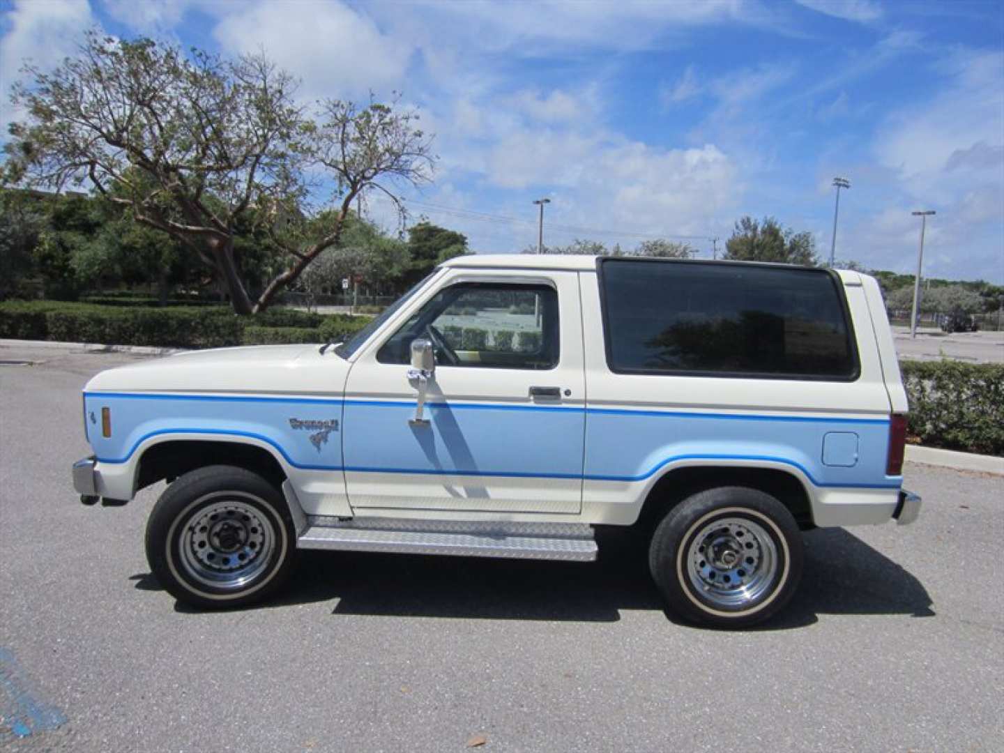 2nd Image of a 1985 FORD BRONCO II