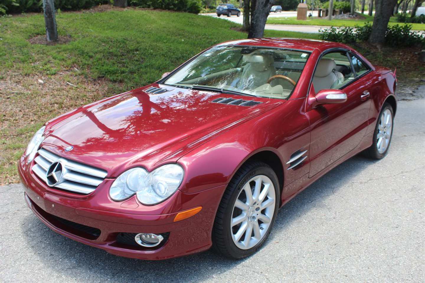 2nd Image of a 2007 MERCEDES-BENZ SL-CLASS SL550