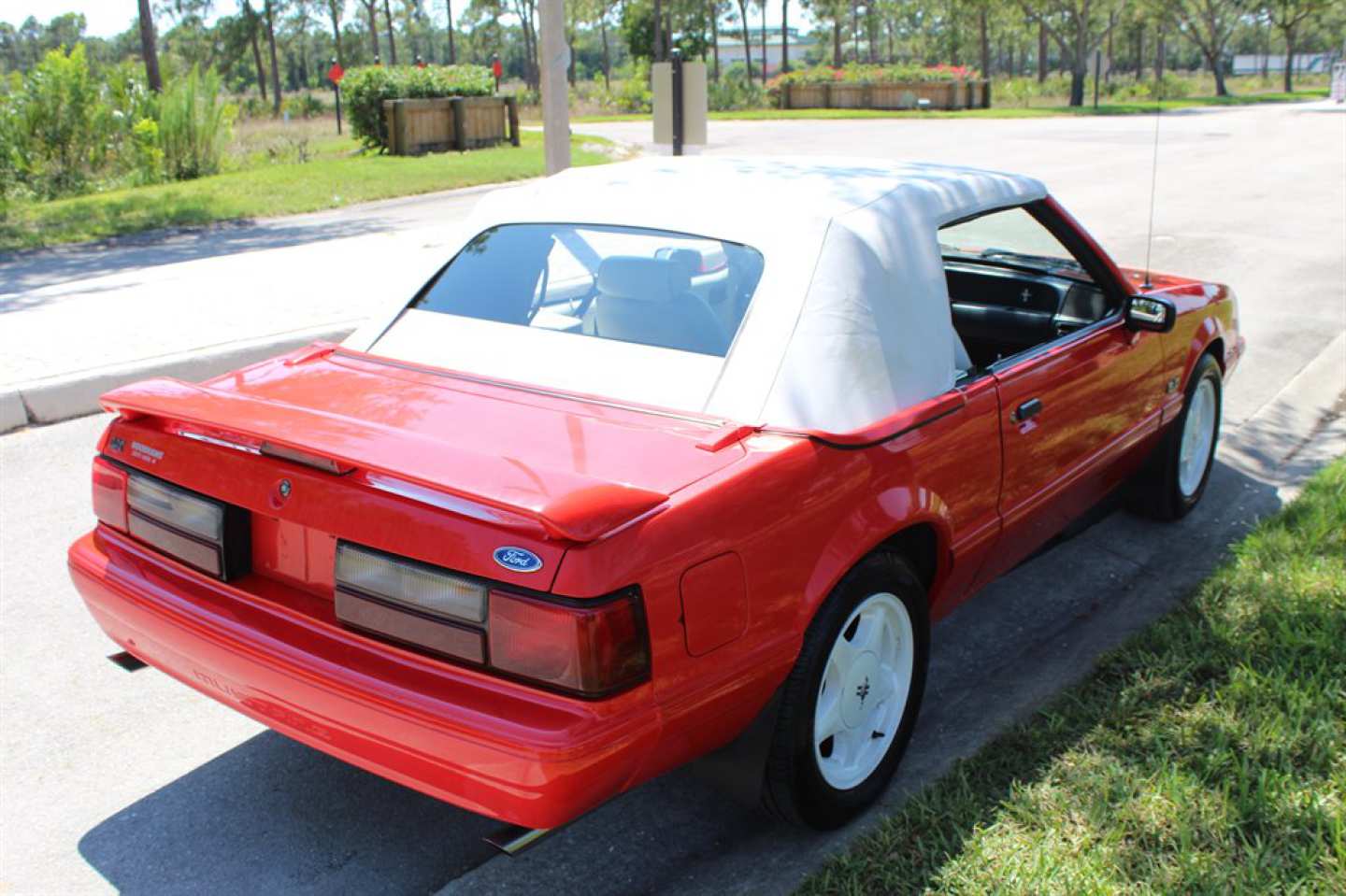 2nd Image of a 1992 FORD MUSTANG LX