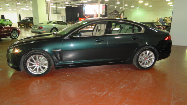 2nd Image of a 2015 JAGUAR XF
