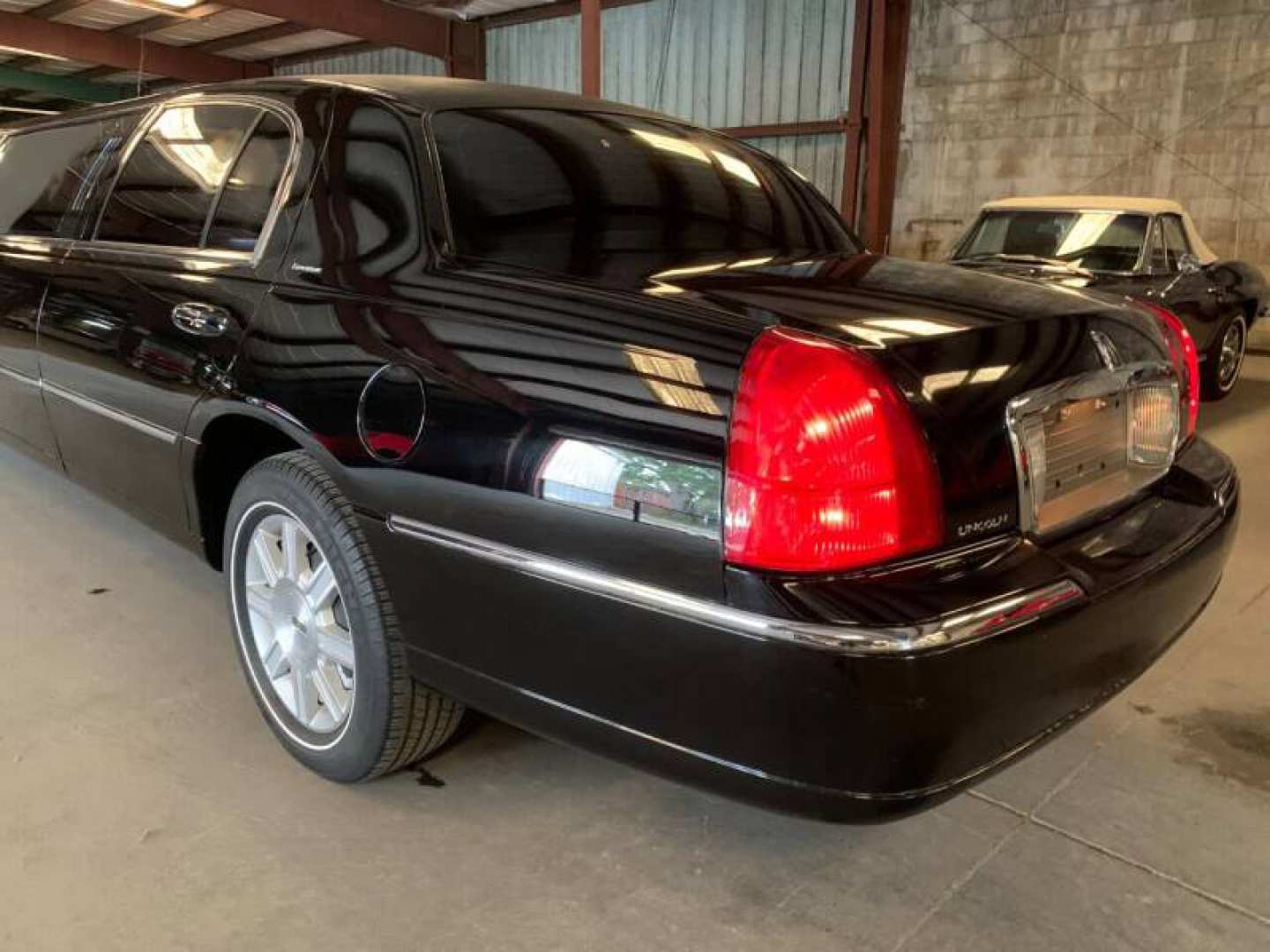 3rd Image of a 2011 LINCOLN CONTINENTAL