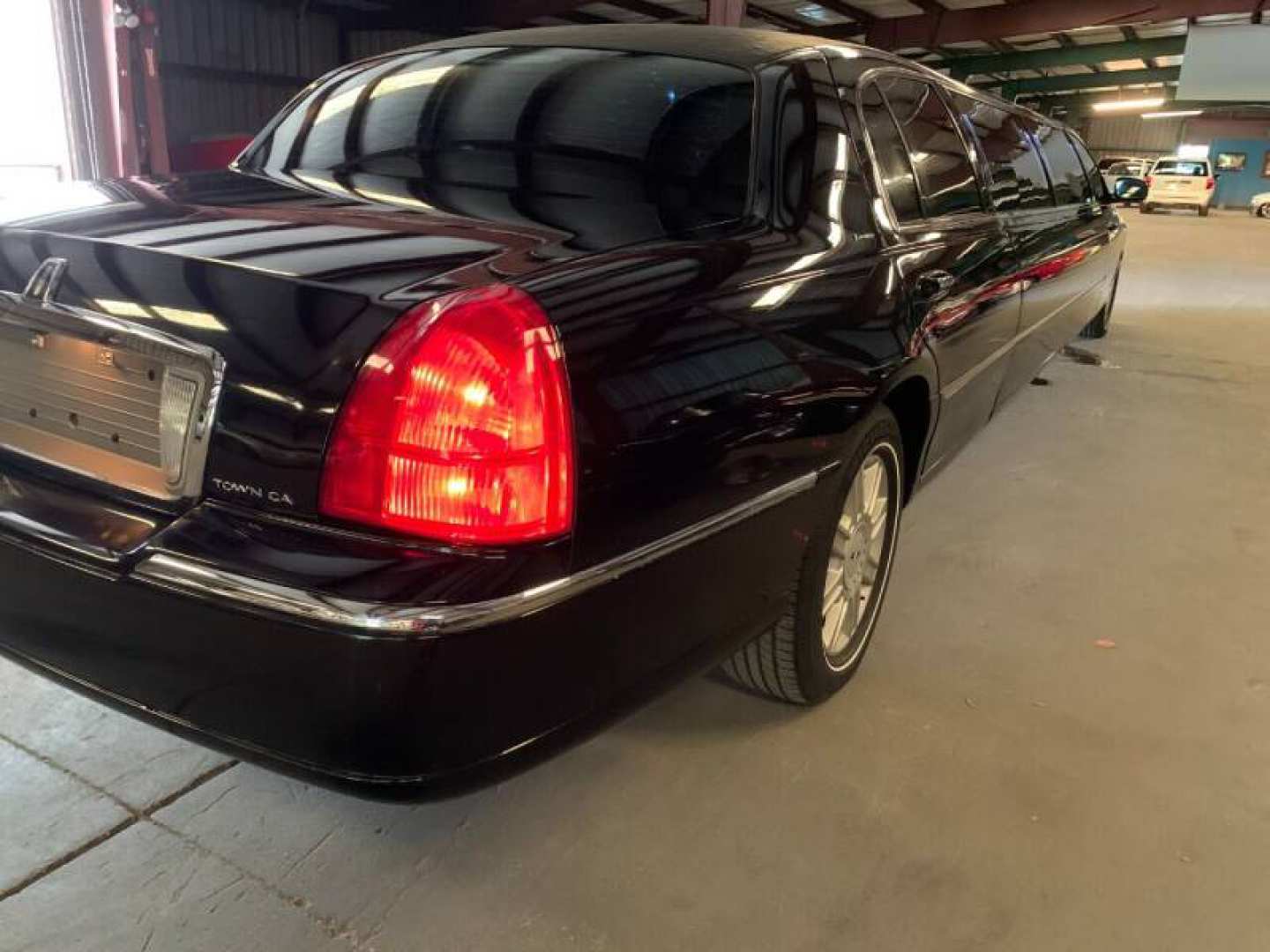 4th Image of a 2011 LINCOLN CONTINENTAL