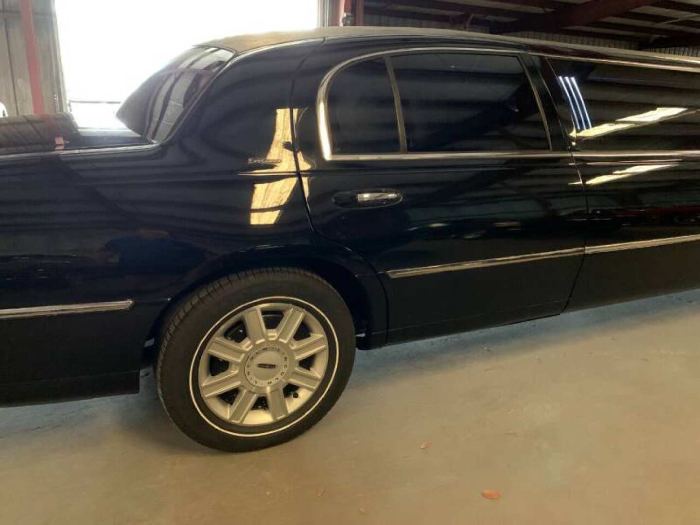 19th Image of a 2011 LINCOLN CONTINENTAL