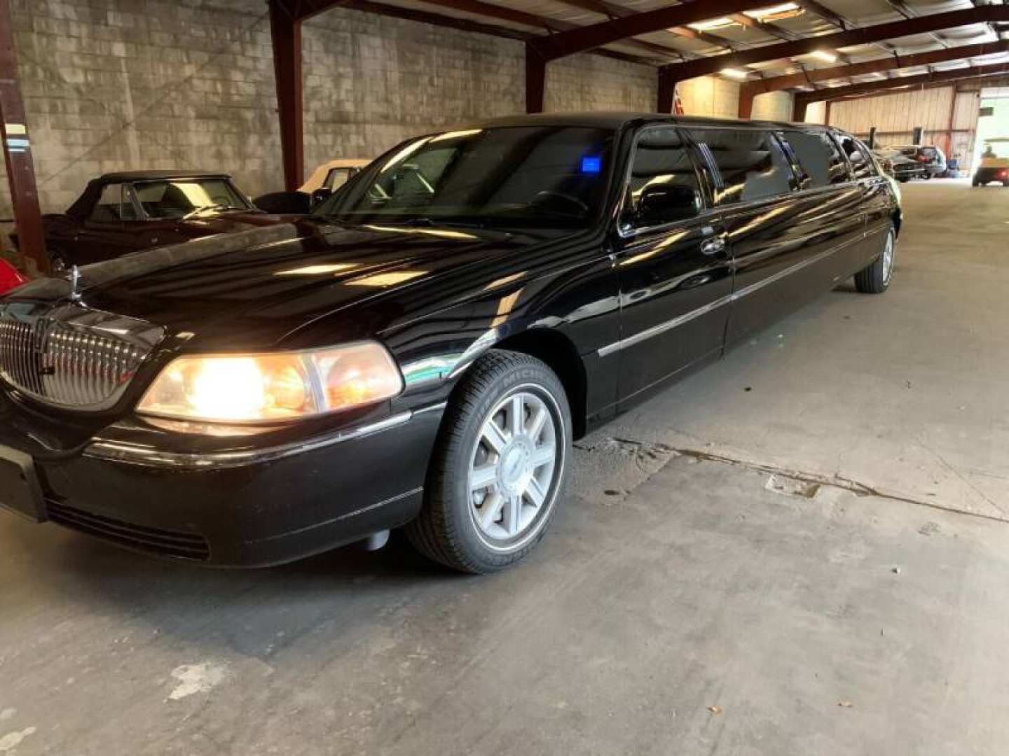 60th Image of a 2011 LINCOLN CONTINENTAL