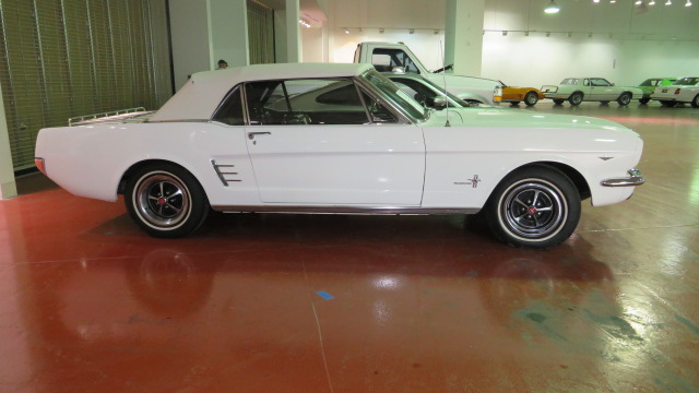 2nd Image of a 1966 FORD MUSTANG