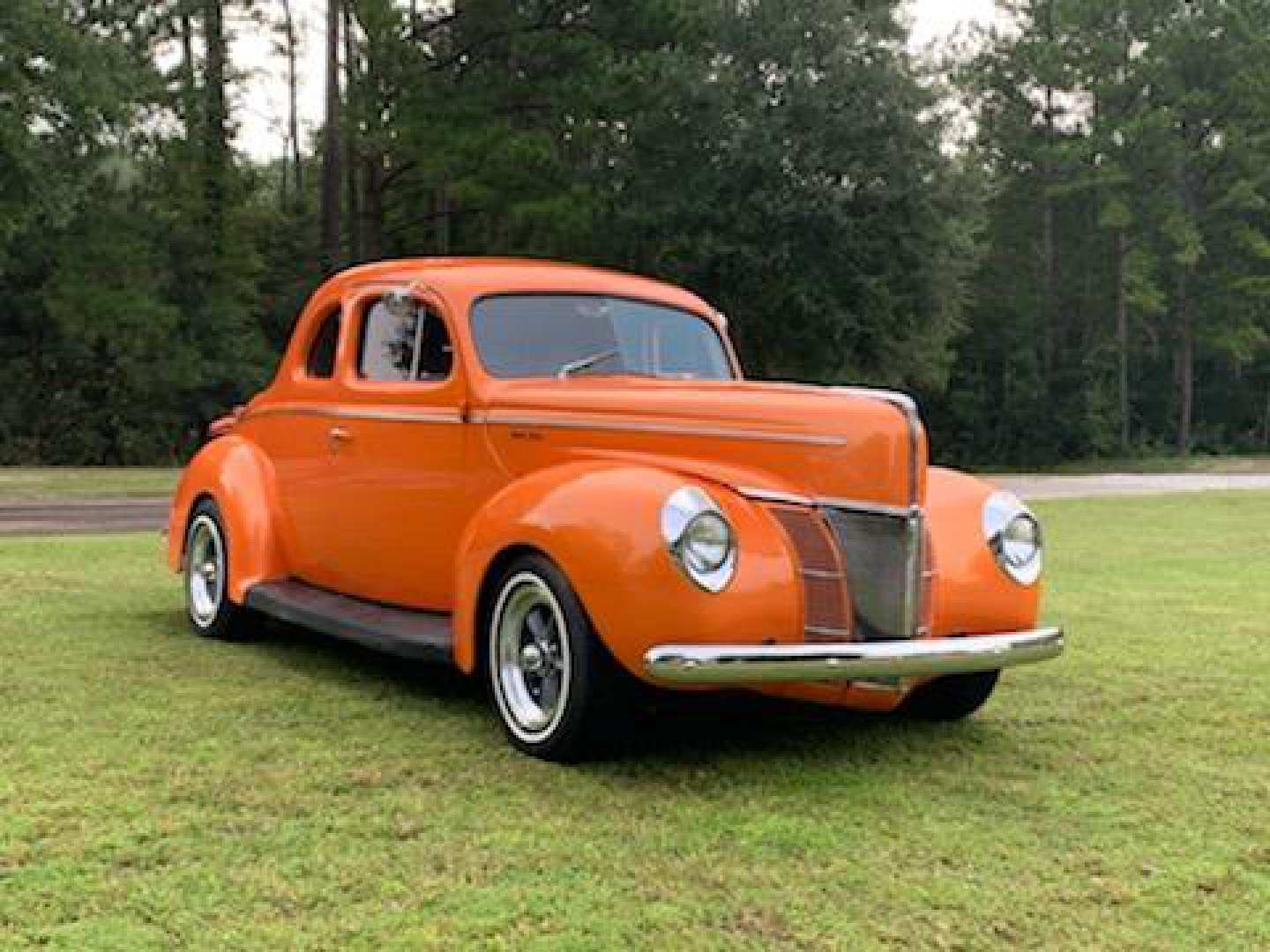 2nd Image of a 1940 FORD DELUXE