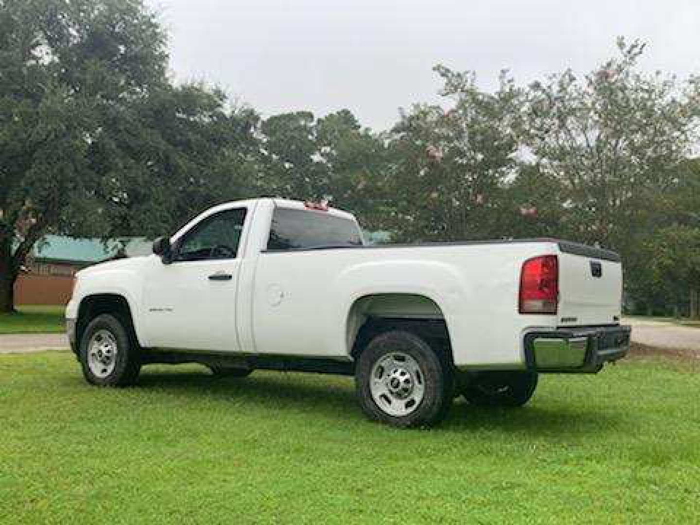 2nd Image of a 2013 GMC SIERRA 2500HD WORK TRUCK