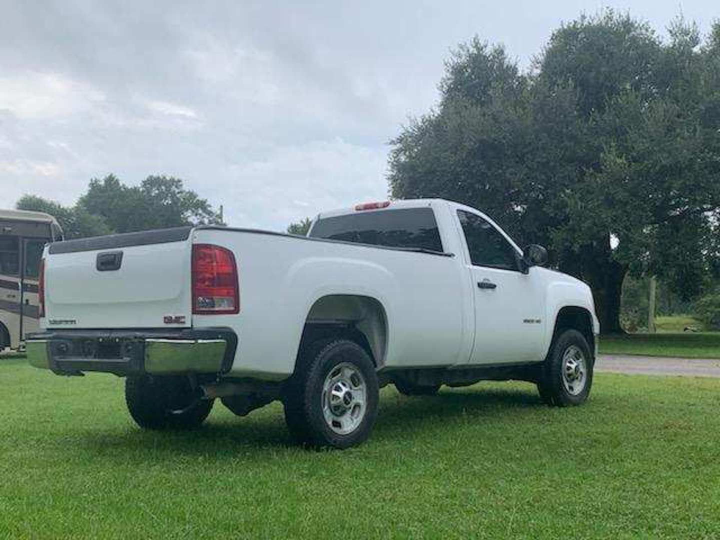 3rd Image of a 2013 GMC SIERRA 2500HD WORK TRUCK