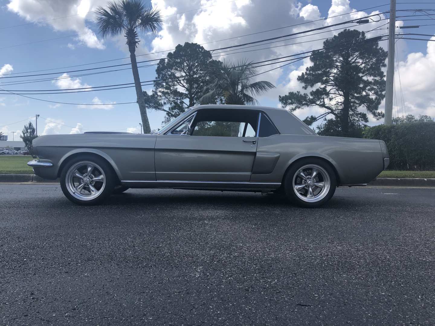 2nd Image of a 1965 FORD MUSTANG