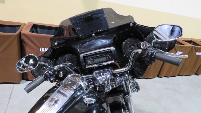 2nd Image of a 2010 HARLEY DAVIDSON FLHRC