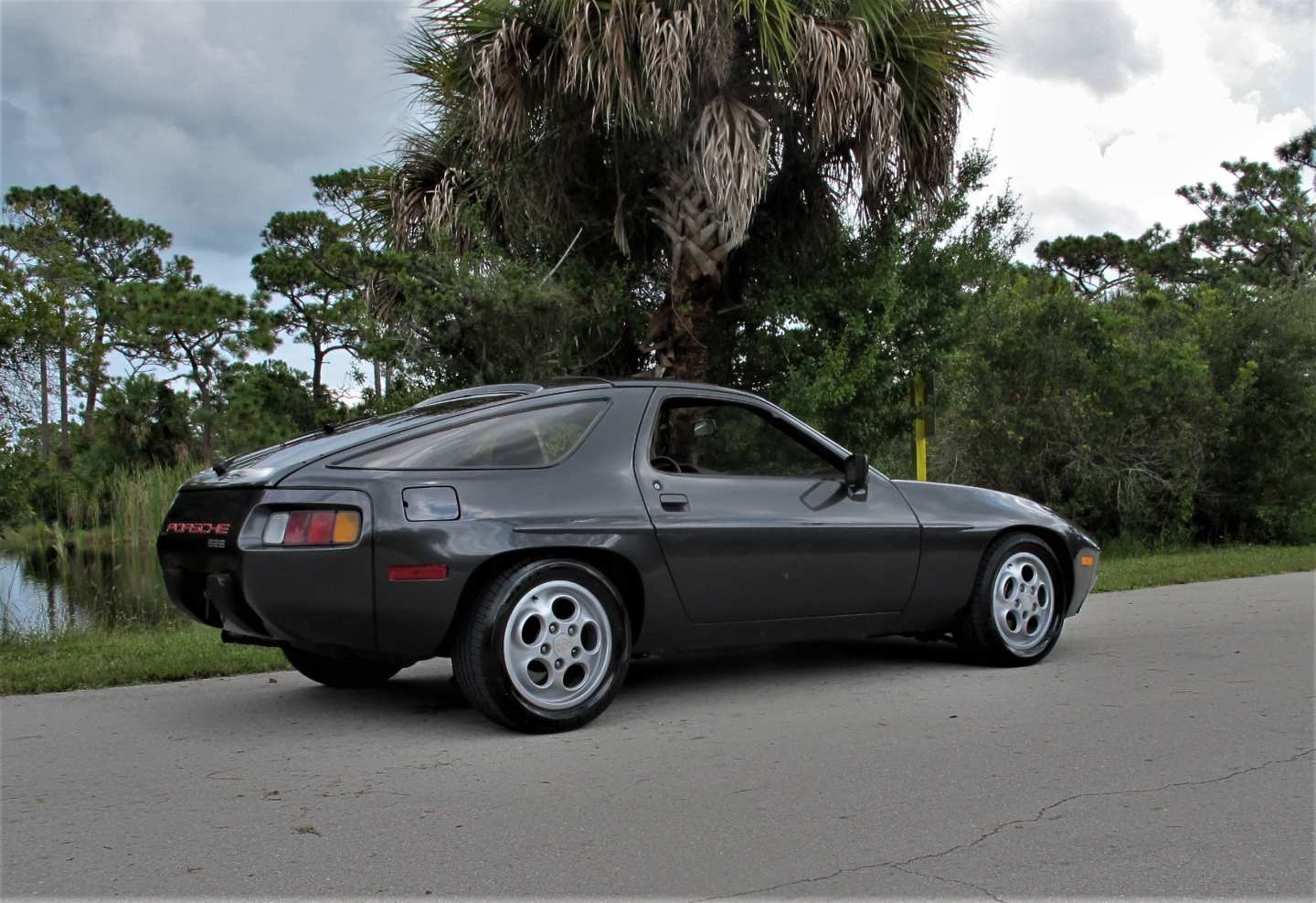 2nd Image of a 1979 PORSCHE 928