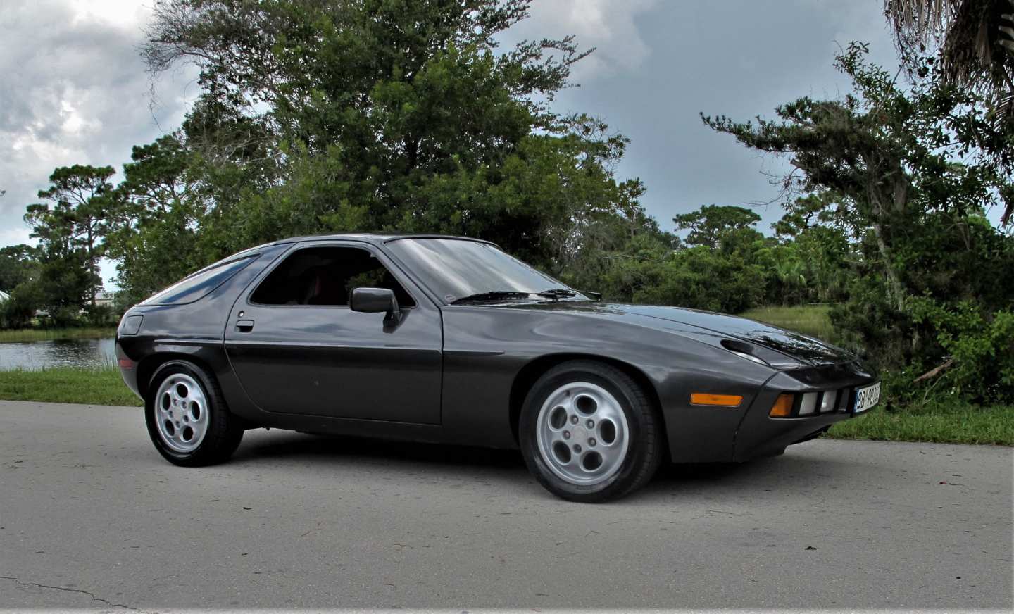 3rd Image of a 1979 PORSCHE 928