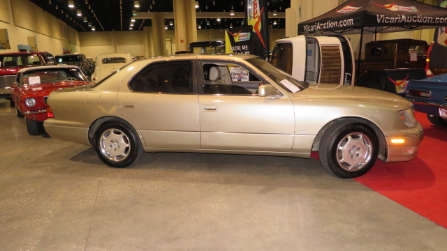 2nd Image of a 2000 LEXUS LS 400 UCF20L