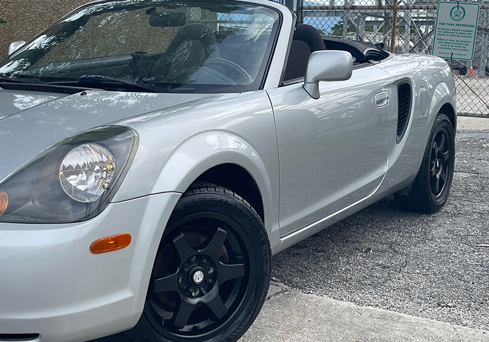 2nd Image of a 2002 TOYOTA MR2 SPYDER