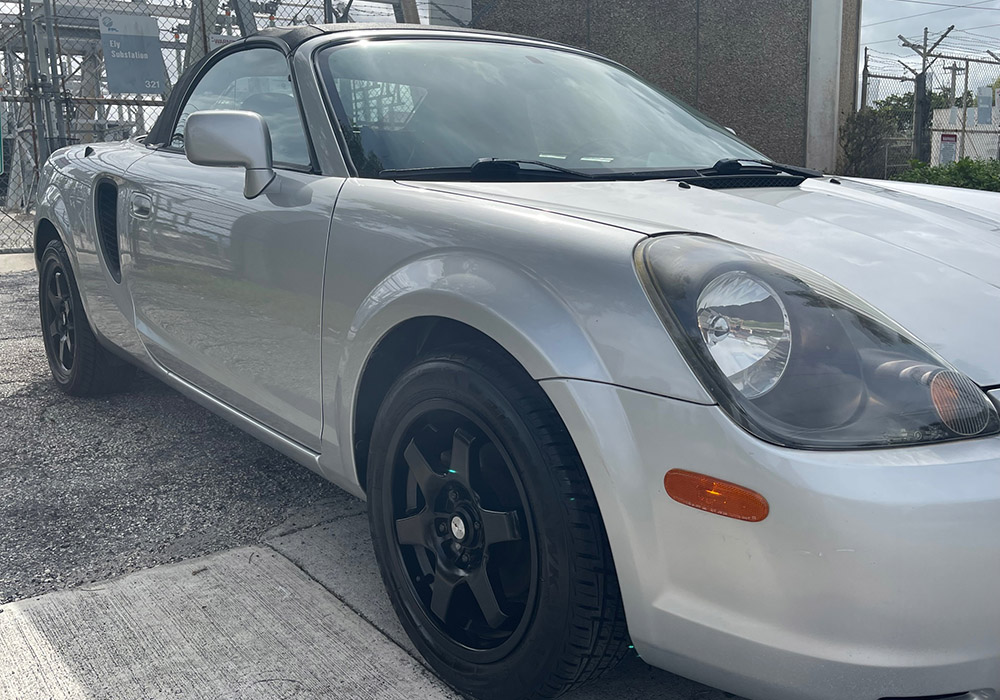 3rd Image of a 2002 TOYOTA MR2 SPYDER