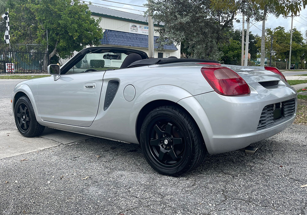 4th Image of a 2002 TOYOTA MR2 SPYDER