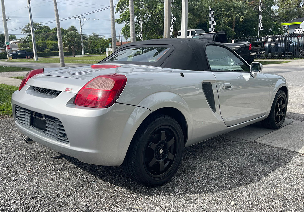 5th Image of a 2002 TOYOTA MR2 SPYDER