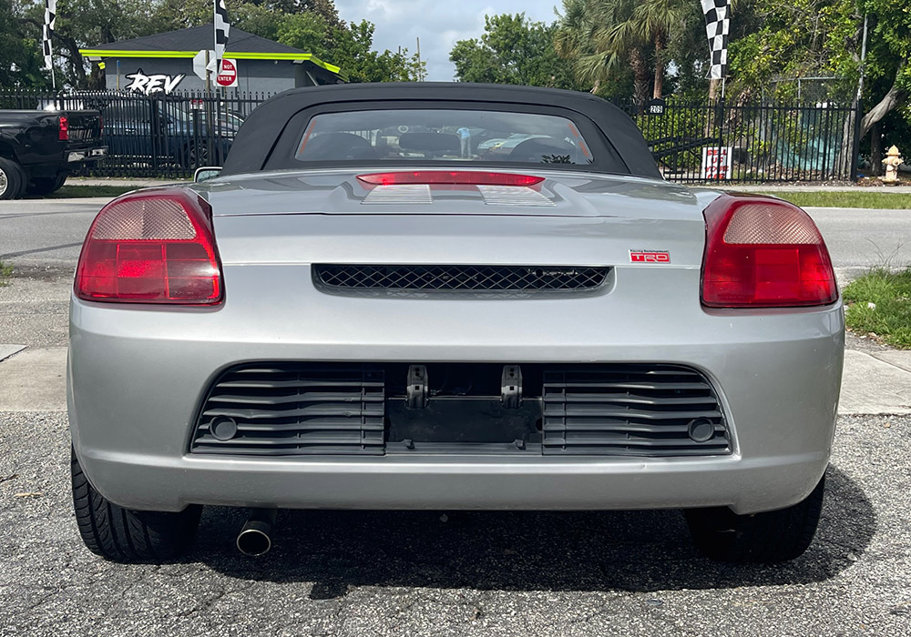 7th Image of a 2002 TOYOTA MR2 SPYDER