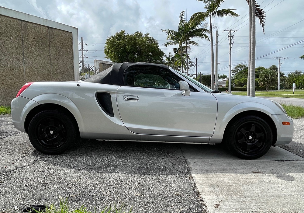 8th Image of a 2002 TOYOTA MR2 SPYDER