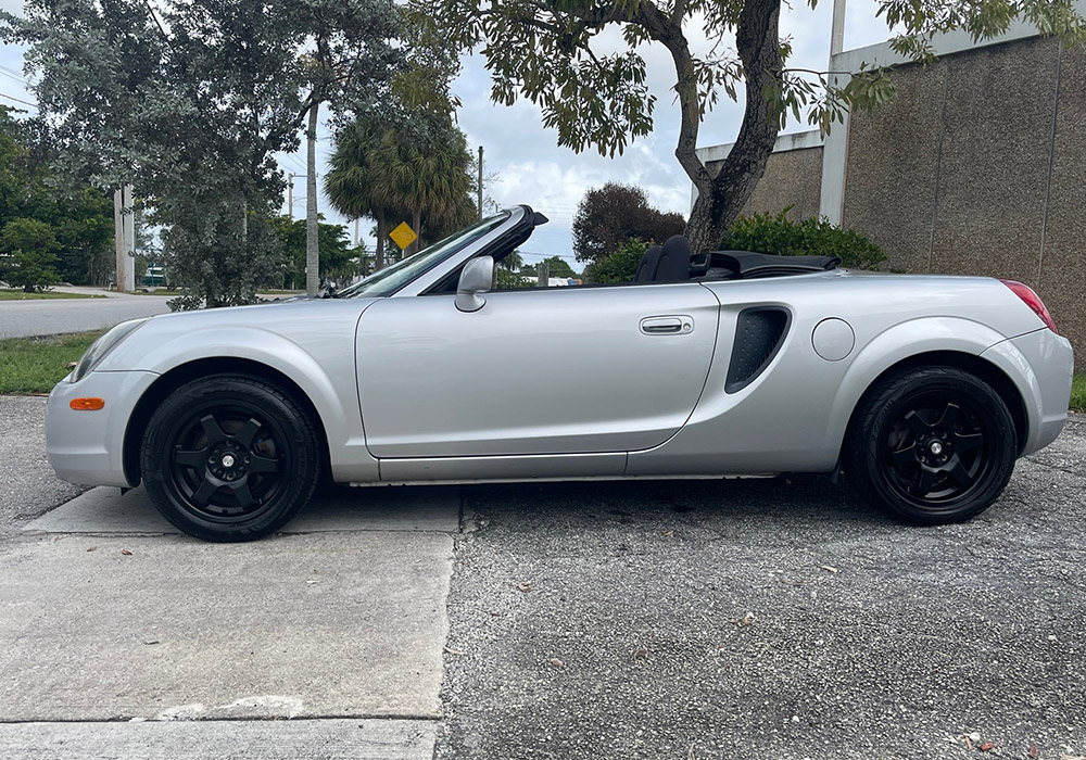 9th Image of a 2002 TOYOTA MR2 SPYDER