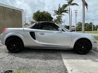 Image 9 of 34 of a 2002 TOYOTA MR2 SPYDER