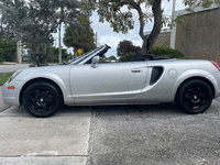 Image 10 of 34 of a 2002 TOYOTA MR2 SPYDER