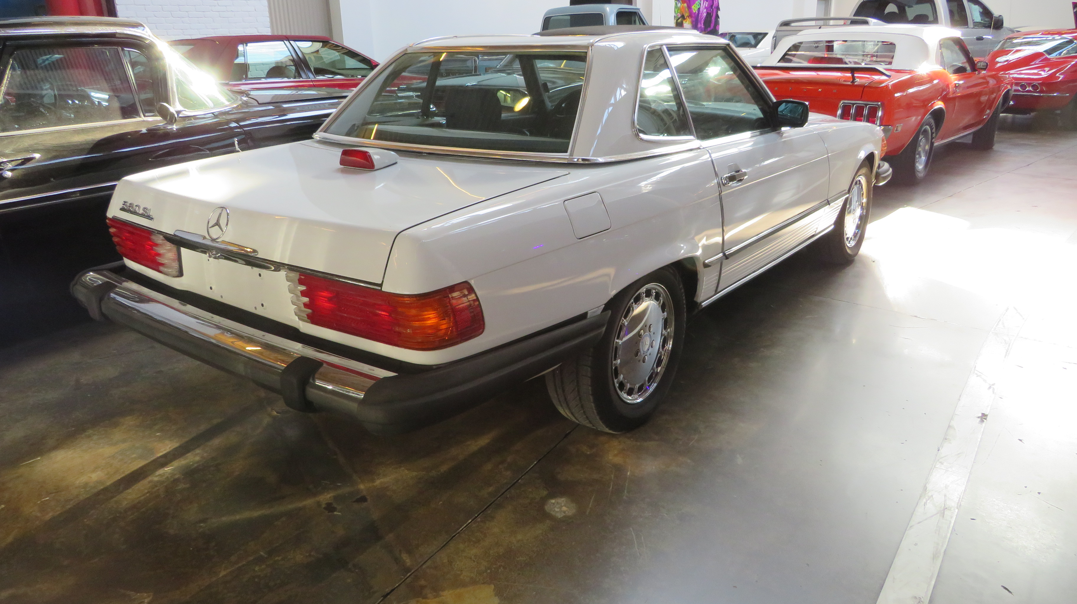 2nd Image of a 1987 MERCEDES-BENZ 560SL