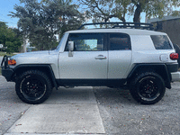 Image 9 of 35 of a 2007 TOYOTA FJ CRUISER S